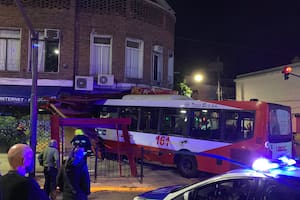 Vicente López: un colectivo se incrustó en una pizzería tras un choque