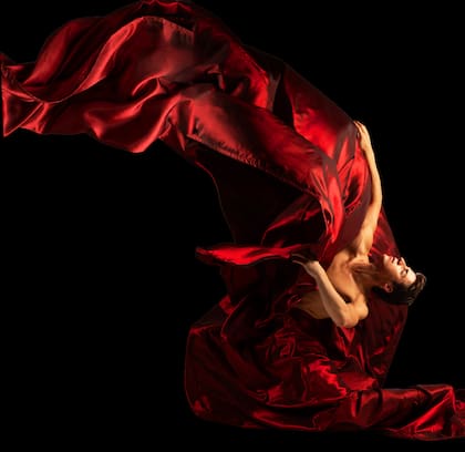 Vicente Manzoni, con su falda granate, en un destacado desempeño solista en "Consagración del tango"