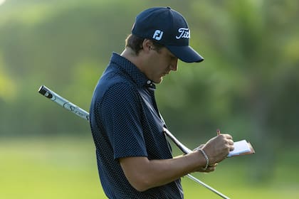 Vicente Marzilio anota en su tarjeta durante el Latin America Amateur Championship en Santa María Golf Club de Panamá; es el argentino mejor clasificado.