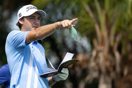 Vicente Marzilio marca el hoyo 6 durante una de las prácticas del Latin America Amateur Championship en el Santa María Golf Club de Panamá