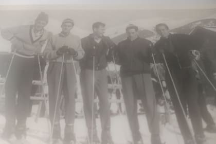 Vicente Ojeda, junto a sus compañeros Osvaldo Ancinas, Diego Schwaitzer, Pedro Caneva y el entrenador del equipo en el Mundial Ski Alpino 1958, Bad Gastein, Austria