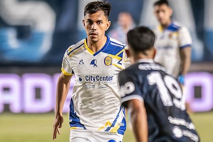 Vicente Pizarro, al igual que sus compañeros, comenzó el duro cotejo metido en la circulación y la movilidad, pero la intención no prosperó en los últimos metros y el Canalla lo padeció en su arco.