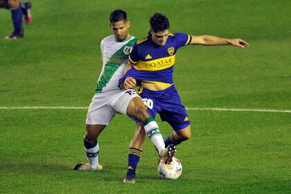 Vicente Taborda, un jugador ofensivo con potencia y determinación, en una escena del partido entre Boca y Banfield 