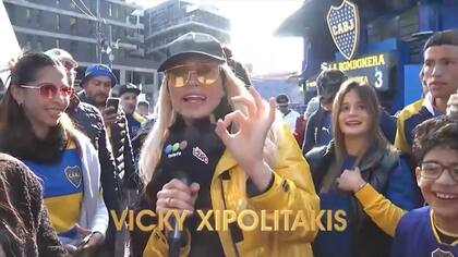 Vicki Xipolitakis cubriendo uno de los últimos partidos de Boca en la Bombonera