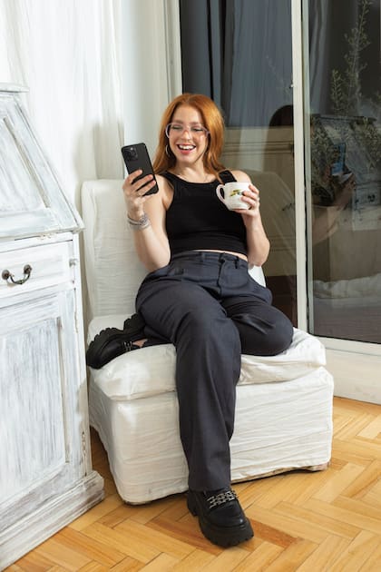 Vicky Braier está feliz con la noticia. Se apodó “Juariu” inspirada en la fonética de Who are you?, y comenzó en los medios revelando los secretos de los famosos. Hoy es panelista en el ciclo Cortá por Lozano.