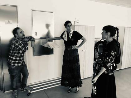 Vicky con Alba Flores (Nairobi) y Koldo Serra, el director de La casa de papel.