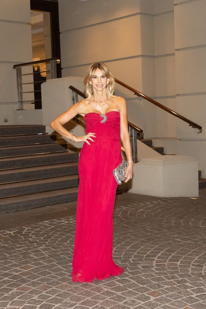 Vicky Fariña, elegantísima con su strapless al rojo vivo