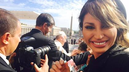 Vicky, feliz tras cumplir su sueño de saludar al Papa