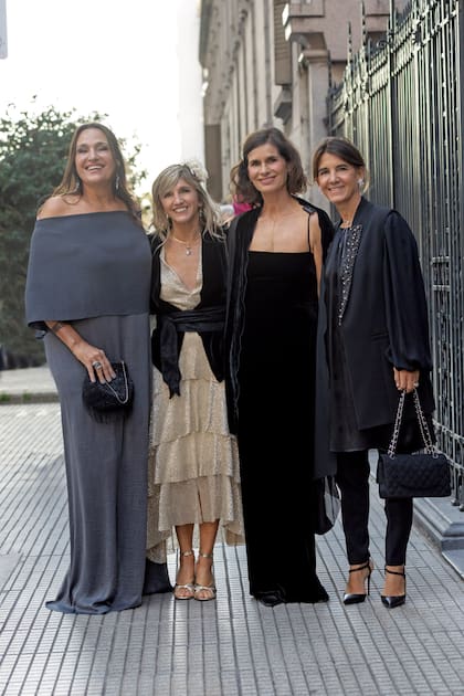 Vicky Mihura, Josefina Helguera, Paula Cahen d’Anvers y Carolina Eiras.