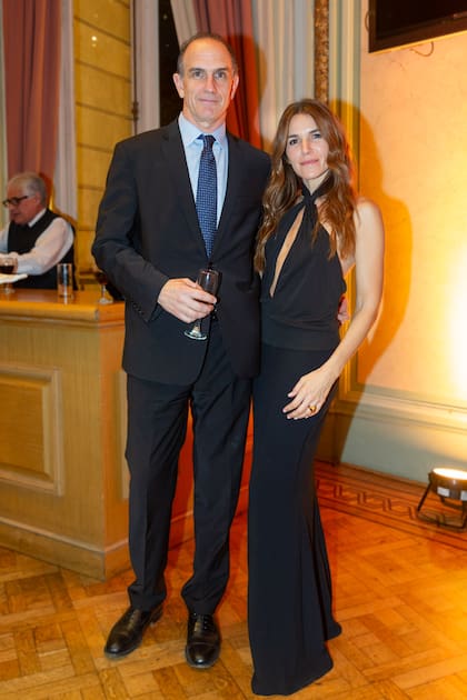 Vicky Miranda y su marido, Santiago Born, eligieron looks total black, sobrios y elegantes. La estilista usó un diseño con escote cruzado y hombros al descubierto de Ménage à Trois.