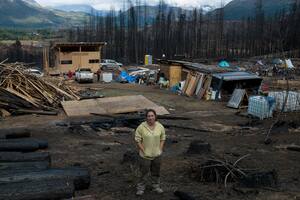 Ceniza, árboles negros y silencio. Así están hoy los pueblos quemados de Chubut