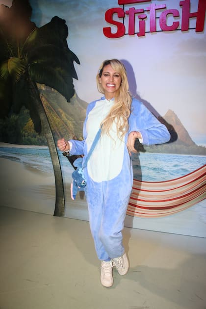 Vicky Xipolitakis dio la nota con un pijama de Stitch y una cartera de peluche del famoso animalito azul