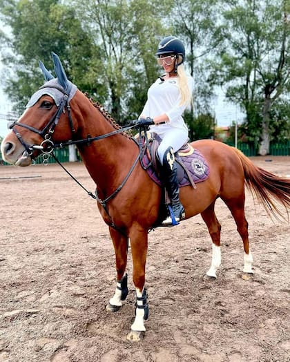 Vicky Xipolitakis muestra su amor por los caballos en su cuenta personal de Instagram. Foto/Instagram: @victoriaxipolitakisok