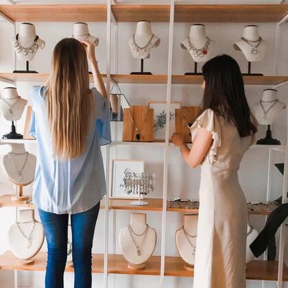 Vicky y Lu son amigas y creadoras de una de las marcas de accesorios más amadas de las redes.