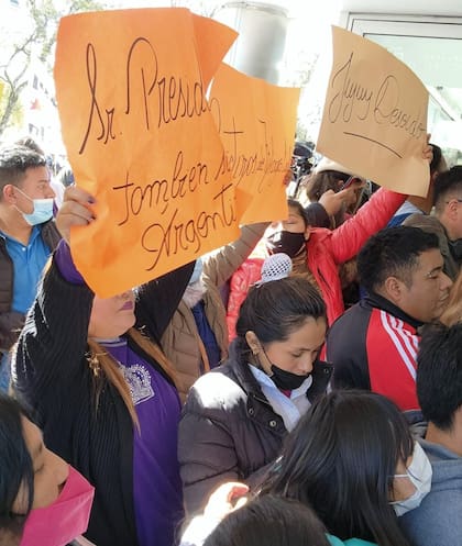 Víctimas de Milagro Sala se presentaron en la puerta de la clínica para esperar al Presidente