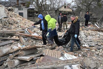 Víctimas de un ataque ruso en Velyka Vilshanytsia, a unos 50km de Lviv