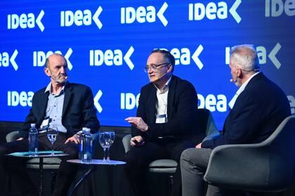 Víctor Accastello, subgerente General de la Asociación de Cooperativas Argentinas (ACA); Gustavo Idígoras, presidente de Ciara-CEC, y Enrique Humanes, director de Trafigura y moderador del panel