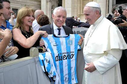 Víctor Blanco con el Papa y la remera de Racing