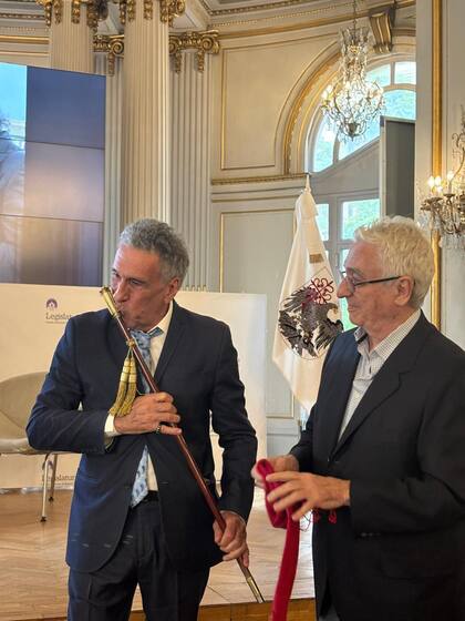 Víctor Bugge con el bastón que le regaló Juan Carlos Pallarols