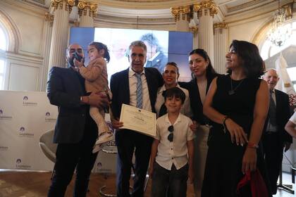Víctor Bugge junto a su familia