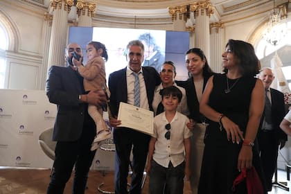 Víctor Bugge, junto a su familia, al ser galardonado por la Legislatura porteña