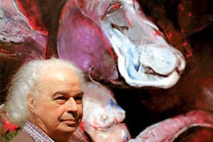 Víctor Chab, junto a una de sus obras con animales