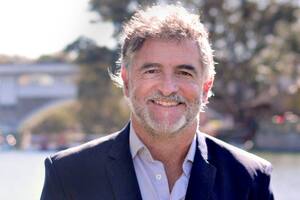 Se viralizó un video del Defensor del Pueblo de Carlos Paz tomando alcohol mientras manejaba