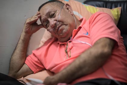Víctor Escobar se sienta en su casa después de una entrevista en Cali, Colombia, el jueves 6 de enero de 2022. Escobar es el primer colombiano en recibir la eutanasia legalmente sin ser un paciente terminal. La eutanasia para pacientes terminales es legal en Colombia. (AP Foto/Iván Valencia)