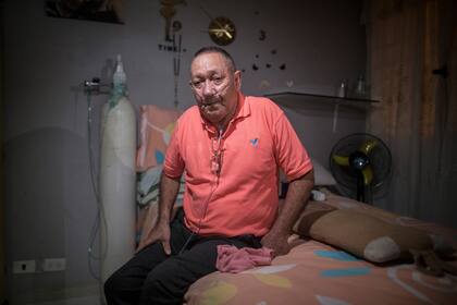 Víctor Escobar se sienta en su casa después de una entrevista en Cali, Colombia, el jueves 6 de enero de 2022. Al día siguiente, Escobar se convirtió en el primer colombiano en recibir la eutanasia legalmente sin ser un paciente terminal. (AP Foto/Iván Valencia)