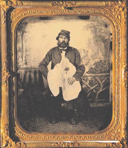 Víctor Gauna con su hijo muerto. Ambrotipo. 1865.