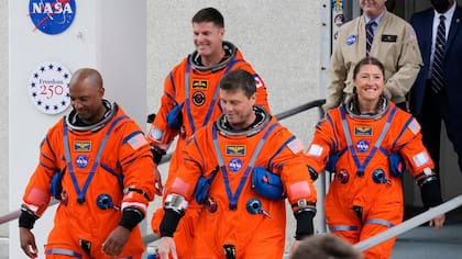 Victor Glover, Jeremy Hansen,Reid y Wiseman Christina Koch antes de abordar el cohete Space Launch System (SLS)