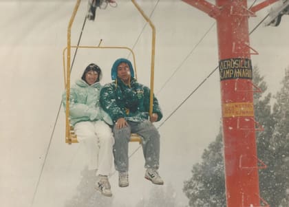 Víctor Ho y Ana Cheong, jóvenes y muy enamorados, en la aerosilla del cerro Campanario de San Carlos de Bariloche