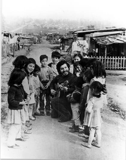 Víctor Jara aseguraba que sus raíces estaban en el "canto del pueblo", y desarrolló una obra comprometida socialmente