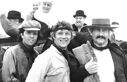 Víctor Laplace, Adrián Ghio y Luis Politti en Los gauchos judíos, de Juan José Jusid. Detrás se asoma China Zorrilla