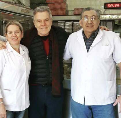 Víctor Laplace junto a los dueños, que ya van por la cuarta generación de habitués