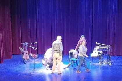 Victor Laplace se desmayó sobre el escenario (Foto: Twitter @Pilarsmith)