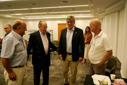 Víctor Llauró, con Pino y otros dirgentes