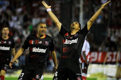 Víctor López celebra su gol junto a David Trezeguet
