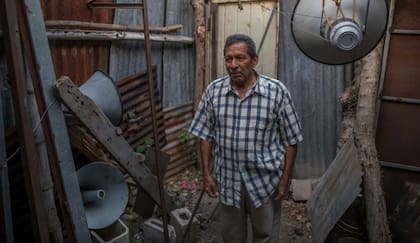 Víctor Manuel Peña, de 70 años y padre de Heber Peña, un hombre de 29 años que fue detenido después de que la policía irrumpiera en su casa.