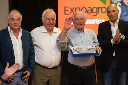 Víctor Navajas, Jacques Gilotaux, Pedro Borgatello y Martin Goldstein en la entrega de una distinción a Borgatello