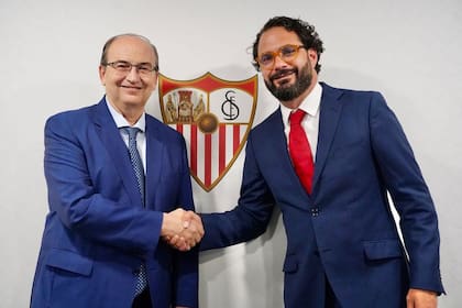Víctor Orta (der.) estrecha la mano de José Castro, quien era presidente de Sevilla cuando asumió como director deportivo en junio de 2023