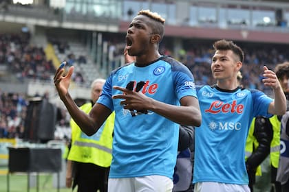 Victor Osimhen celebra con Hirving Lozano uno de sus goles en Napoli en la vigente temporada