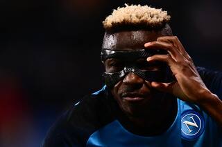 Recogía basura y tuvo 20 fracturas: el goleador enmascarado que enamora a los fanáticos de Maradona en Napoli