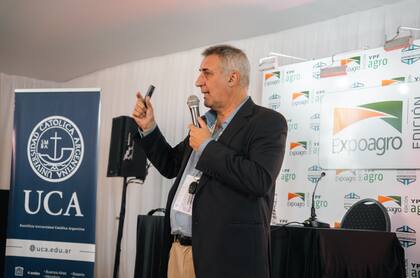 Víctor Piñeyro, docente de carreras de grado y de posgrados de las facultades de Ingeniería y Ciencias Agrarias, Derecho y Ciencias Económicas de la UCA