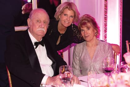 Víctor Savanti, presidente de Fundaleu, junto a su mujer, Alicia Zanotti de Savanti. Detrás de ellos, Enia González Estrada