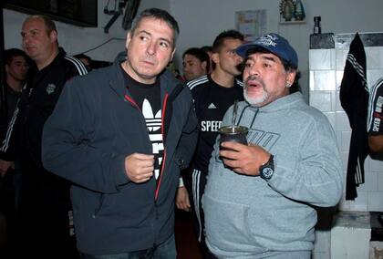 Víctor Stinfale y Diego Maradona, en el vestuario de Riestra
