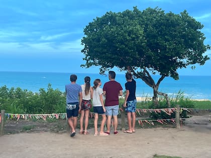 Víctor Valle junto a sus hijos, los cuatro hermanos que con su mujer adoptaron en 2017