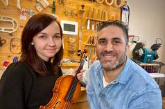 El argentino que se convirtió en el único lutier de Estonia y le vende instrumentos a la orquesta del Colón