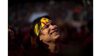 Victor Verges, 31, reacciona mientras mira a los miembros de "Xiquets de Hangzhou" tratando de completar su torre humana