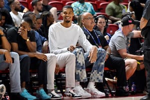 Es una estrella de la NBA, se lesionó un hombro e hizo kung-fu en China, donde se convirtió en monje